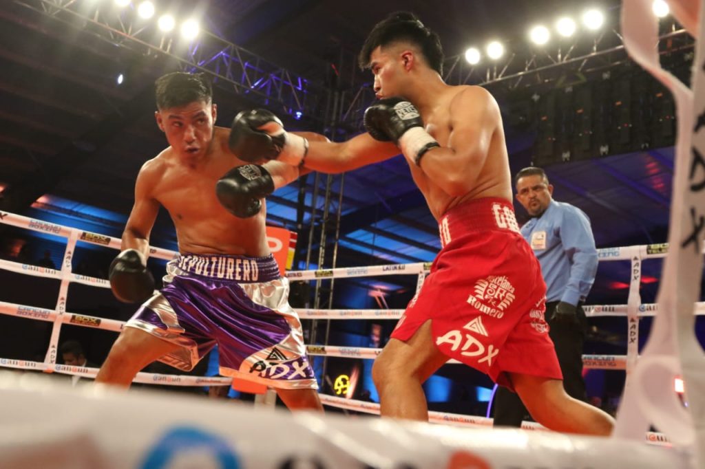  En el combate principal de la papeleta, la 'Reina de Reinas' hizo gala de un boxeo efectivo y frontal que complicó en todo momento a la sudafricana que veía con impotencia como se le escapaba de las manos la victoria desde los primeros capitulos.