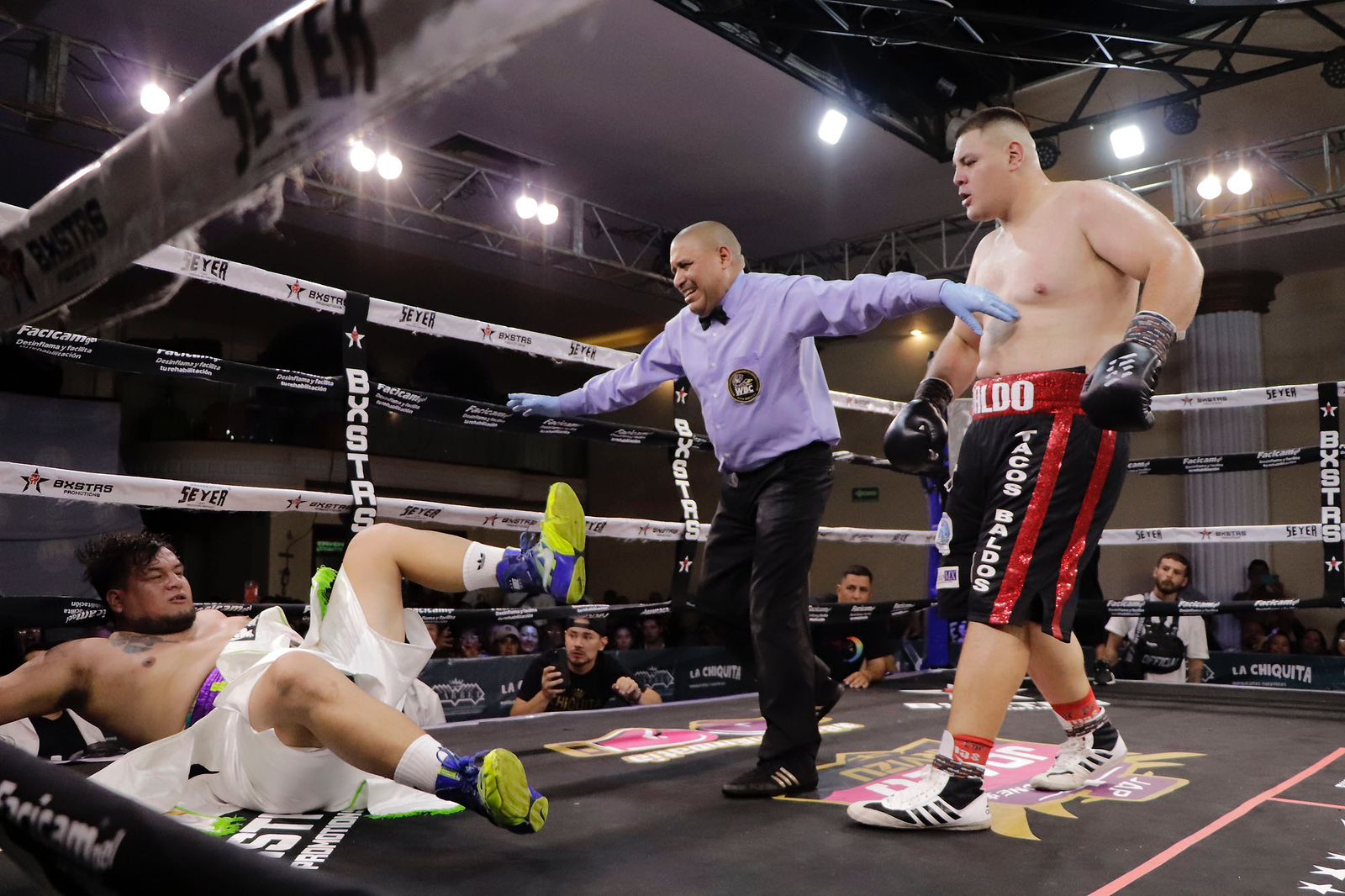 «BALDO» LLAGOR PROPINA BRUTAL NOCAUT AL «MIMOSO» SÁNCHEZ EN «GUERRA EN EL RING»