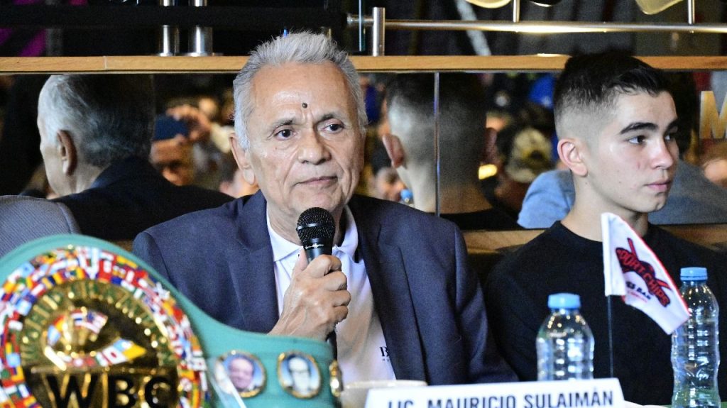  En su promoción boxística, Huizar visitaba los gimnasios de boxeo, de la arena México y el Nuevo Jordán de Salto del agua, entre otros… En esa misma conferencia, el promotor de box José Luís Hernández director del programa Penales Estados de México -Nocaut No tires la Toalla- anunció la
realización de otra competencia de boxeo en un centro penitenciario de esa entidad vecina a la
capital mexicana… Y una reunión más entre el Consejo Mundial de Boxeo y la Secretaria de
Seguridad Ciudadana (SSC) de la ciudad de México, el Maestro Javier Moreno Montaño, sub
secretario de Control de Tránsito de esa dependencia oficial, informó en la rueda de prensa del
Martes de café del CMB la realización del interesante torneo de box amateur “José Sulaimán Chagnon”, entre ciudadanos y policías, comento, la gran final de este torneo será el próximo 15
de agosto en el “Ring Central” de la Central de Abasto de Iztapalapa.