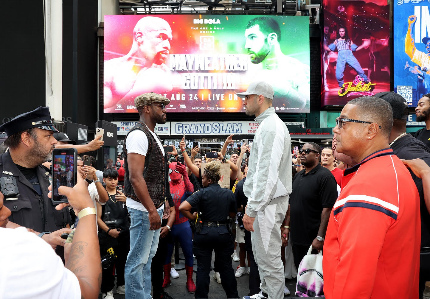 FLOYD MAYWEATHER JR. LLEGA A MÉXICO PARA UN HISTÓRICO COMBATE CONTRA JOHN GOTTI III